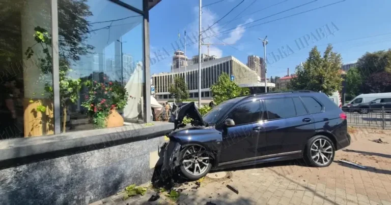 ДТП у центрі Києва: авто влетіло у кафе, серед учасників відомі особи