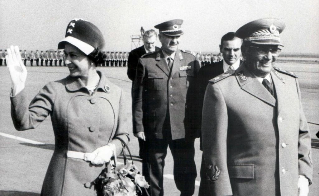 Єлизавета II ніколи не одягалася випадково: що приховували її яскраві образи