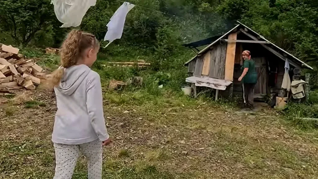 Жінка з донькою живуть самі біля Говерли: без світла тримають 9 корів і варять сир
