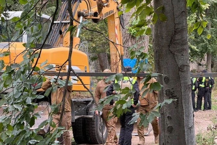 На Теремках люди лягали під будівельну техніку: чому поліція оточила територію
