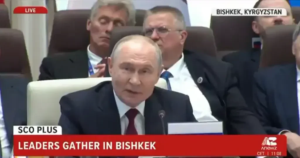 Пєсков задрімав просто за спиною Путіна: курйоз на саміті потрапив на відео