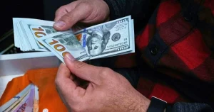 Долар по 50 гривень уже цього року: у НБУ пояснили, чи можливий різкий стрибок